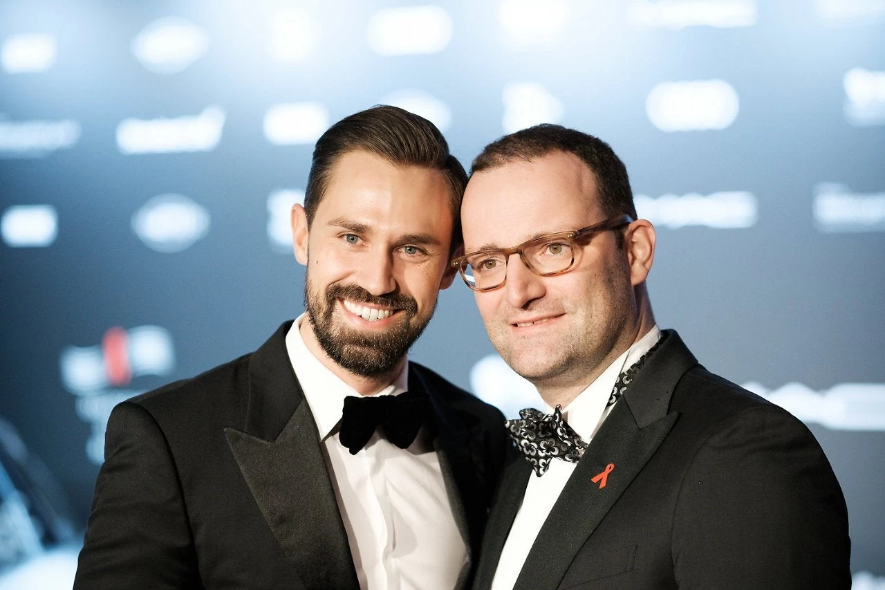 Σαρώνει η πατριωτική Δεξιά στην Γερμανία – «Βουλιάζει και εγκαταλείπει το «καράβι» η Α. Μέρκελ – Πιθανός διάδοχος ο… ομοφυλόφιλος Γενς Σπαν